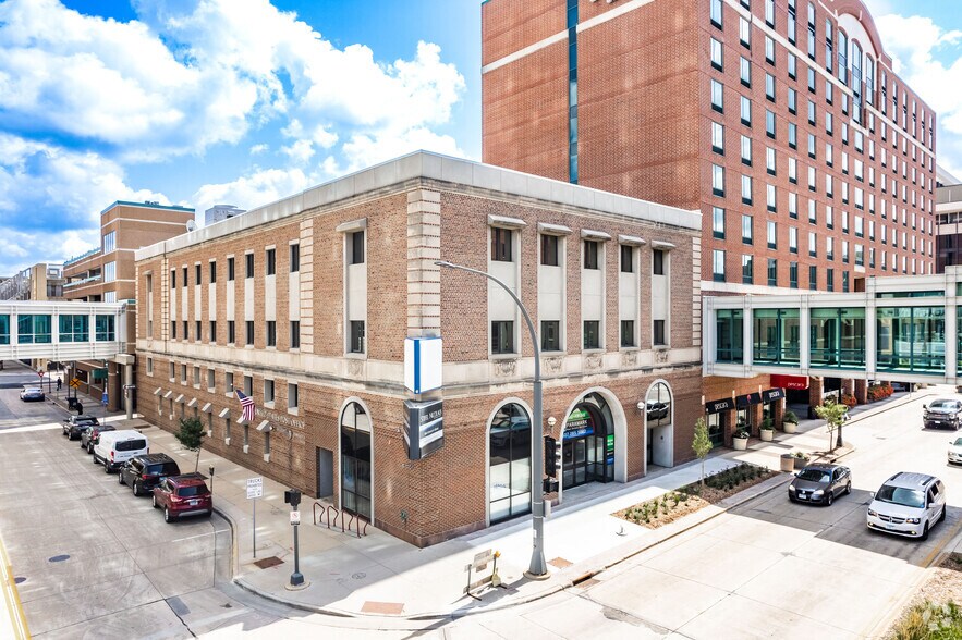 102 S Broadway, Rochester, MN à louer - Photo du bâtiment - Image 1 de 20