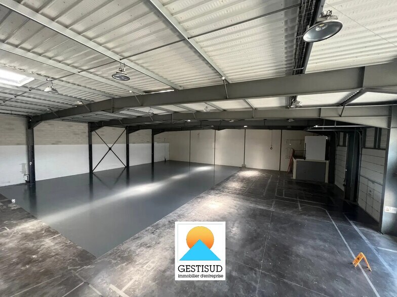 Flex in Aubagne for lease - Interior Photo - Image 1 of 5