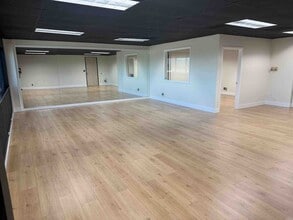 18345 Ventura Blvd, Tarzana, CA à louer Photo intérieure- Image 2 de 4