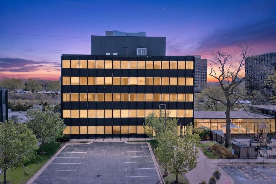 9933 Woods Dr, Skokie, IL for lease - Primary Photo - Image 1 of 14