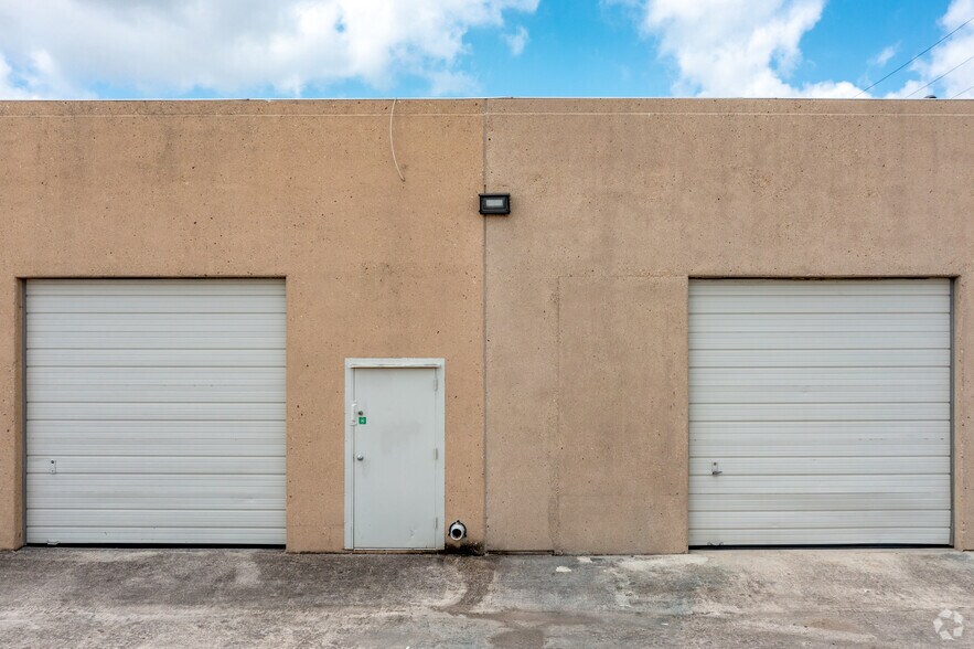 833-899 Isom Rd, San Antonio, TX à louer - Photo du bâtiment - Image 3 de 8