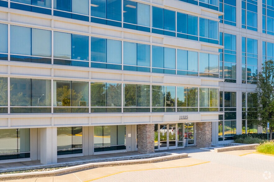 11325 Random Hills Rd, Fairfax, VA à louer - Photo du bâtiment - Image 3 de 7