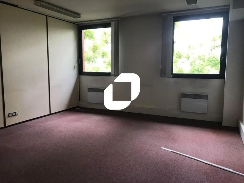 Office in Melun for lease - Interior Photo - Image 2 of 3