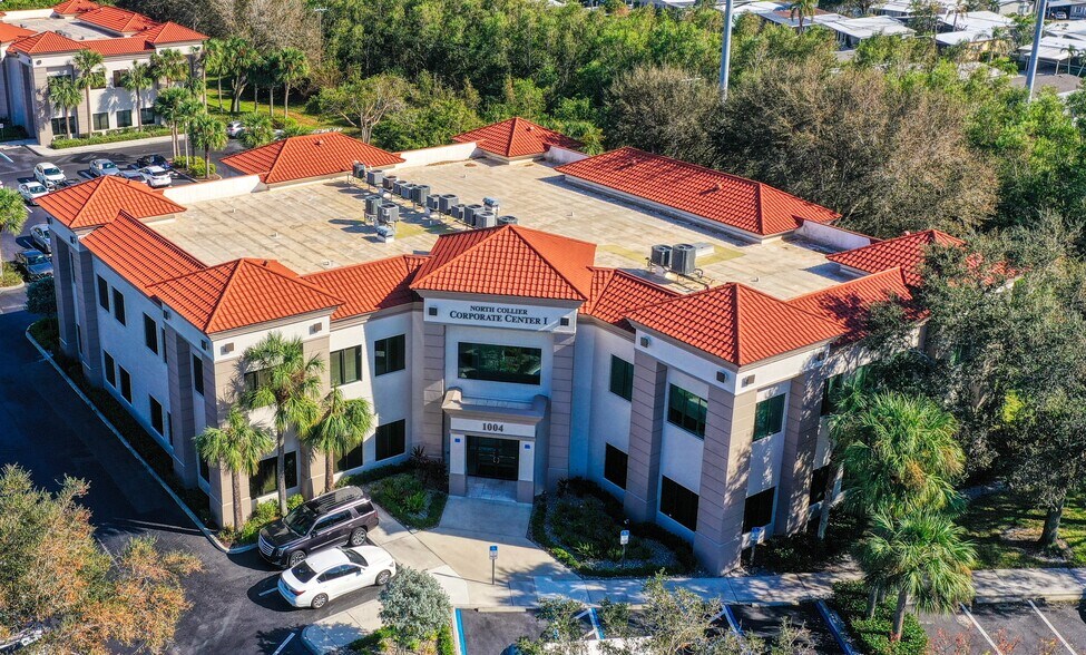 1016 Collier Center Way, Naples, FL à louer - Photo du bâtiment - Image 2 de 6