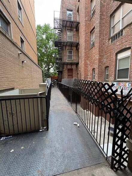 203 ACADEMY St, Jersey City, NJ à louer - Photo du bâtiment - Image 3 de 34