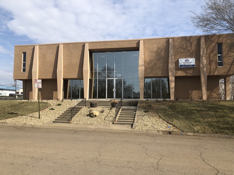 220 SW 33rd, Topeka, KS for lease - Building Photo - Image 1 of 2