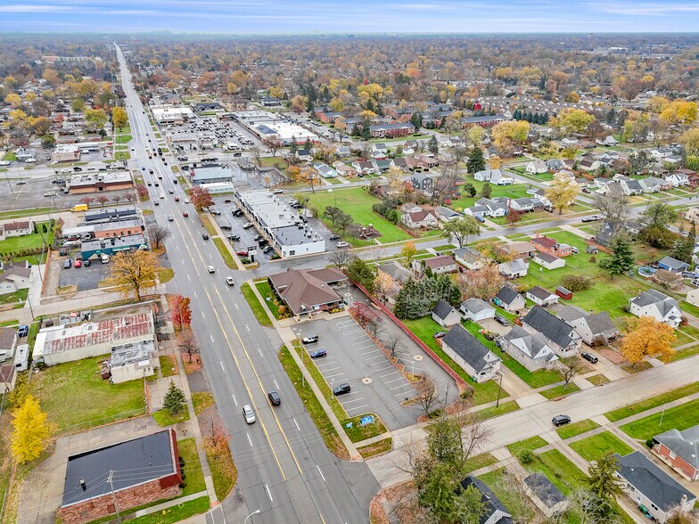 27621 Warren Rd, Garden City, MI à louer - Photo du bâtiment - Image 2 de 48