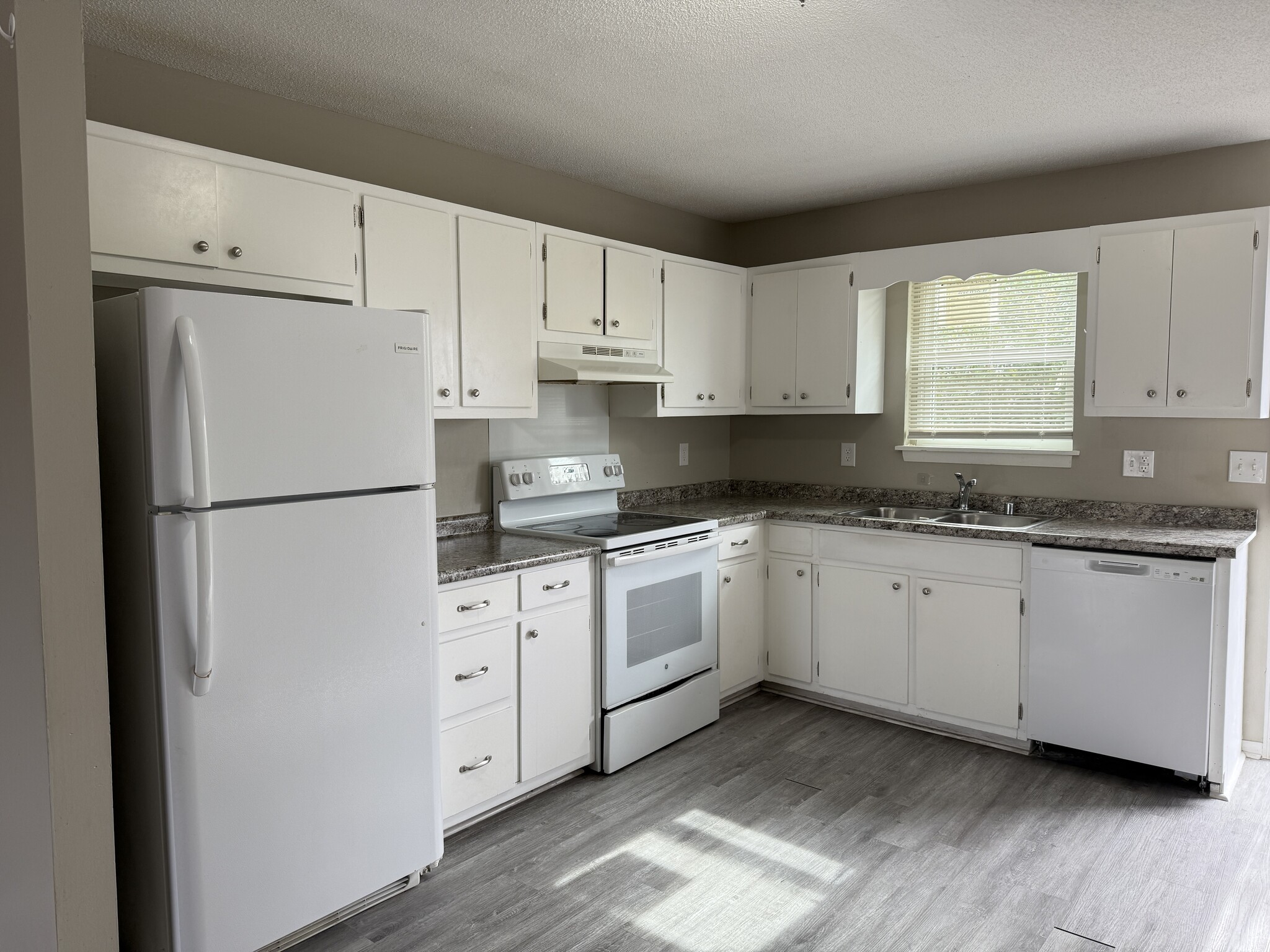 217, 219, 223, & 225 8th Street SW portfolio of 2 properties for sale on LoopNet.ca Building Photo- Image 1 of 12