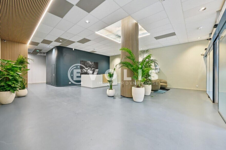 Office in Noisy Le Grand for lease - Lobby - Image 2 of 11