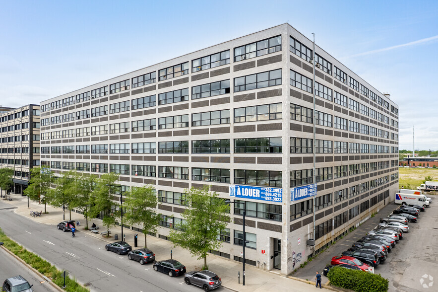 111 Rue Chabanel O, Montréal, QC à louer - Photo du bâtiment - Image 2 de 19