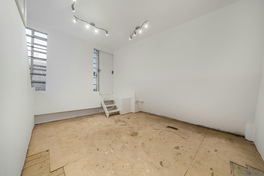 12 Heath St, London for lease - Building Photo - Image 3 of 5