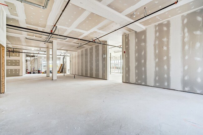 Plus de détails pour 689 Boul Saint-Jean-Baptiste, Mercier, QC - Commerce de détail à louer