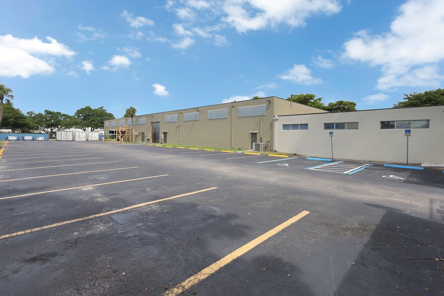 14100 NW 58th Ct, Miami Lakes, FL for lease - Building Photo - Image 3 of 4