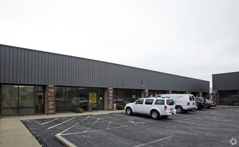 722 Spirit Of St Louis Blvd, Chesterfield, MO à louer - Photo du bâtiment - Image 2 de 21