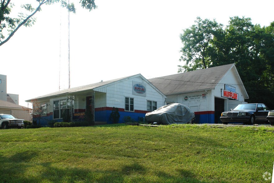 11702 Shelbyville Rd, Louisville, KY à vendre - Photo du bâtiment - Image 2 de 8