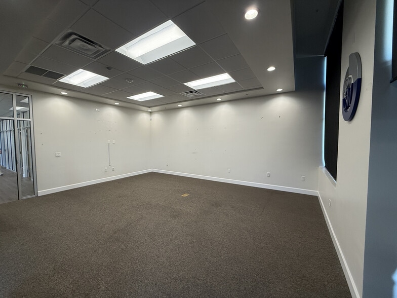 8010 25th Ct E, Sarasota, FL for lease - Interior Photo - Image 2 of 7