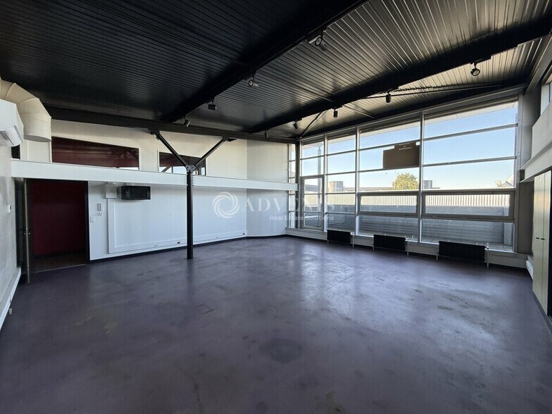 Office in Émerainville for lease - Interior Photo - Image 1 of 8