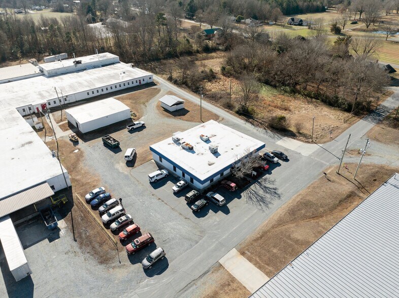 206 E Frazier Ave, Liberty, NC à louer - Photo du bâtiment - Image 3 de 9