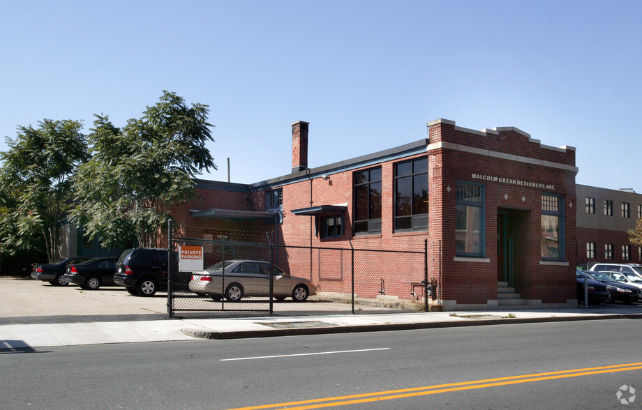 393 Eddy St, Providence, RI à louer - Photo du bâtiment - Image 1 de 3