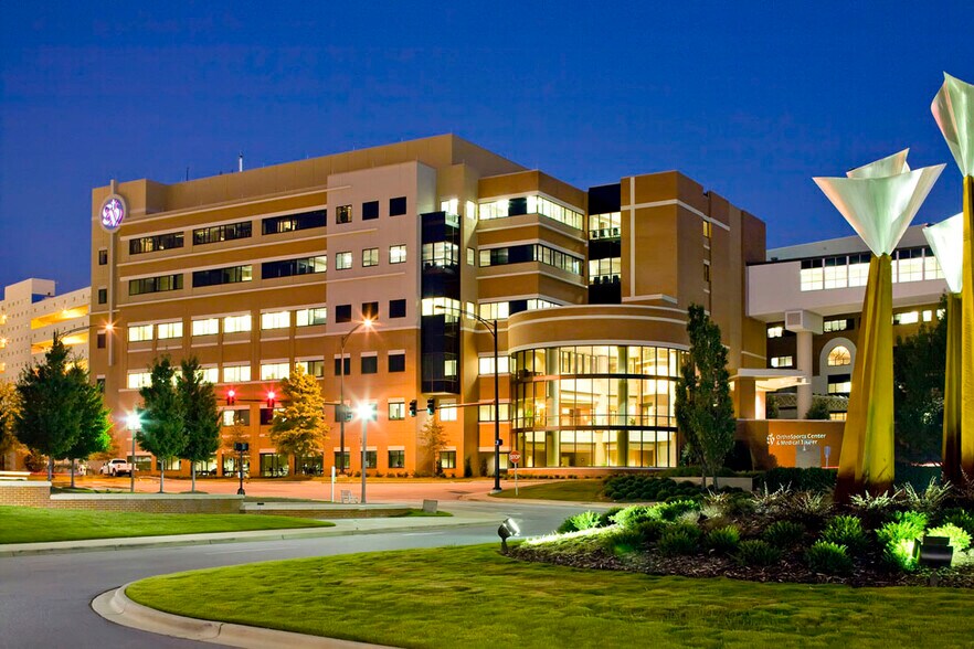 805 Saint Vincents Dr, Birmingham, AL à louer - Photo du bâtiment - Image 3 de 7