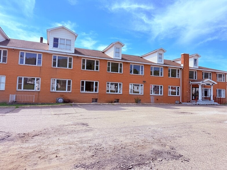 834 3rd St, New Martinsville, WV à vendre - Photo du bâtiment - Image 2 de 11