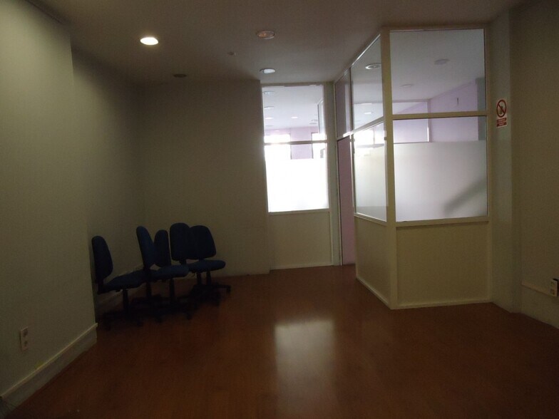 Commerce de détail dans Cáceres, Cáceres à vendre - Photo du bâtiment - Image 2 de 16