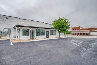311 N Main St, Weatherford, TX for lease Interior Photo- Image 1 of 6