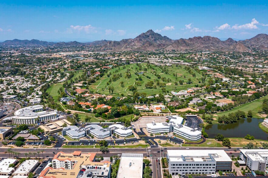 2850 E Camelback Rd, Phoenix, AZ à louer - Photo du bâtiment - Image 2 de 5