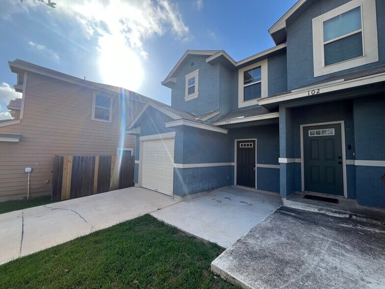 7002 Donovan Way, San Antonio, TX à vendre - Photo du bâtiment - Image 3 de 33