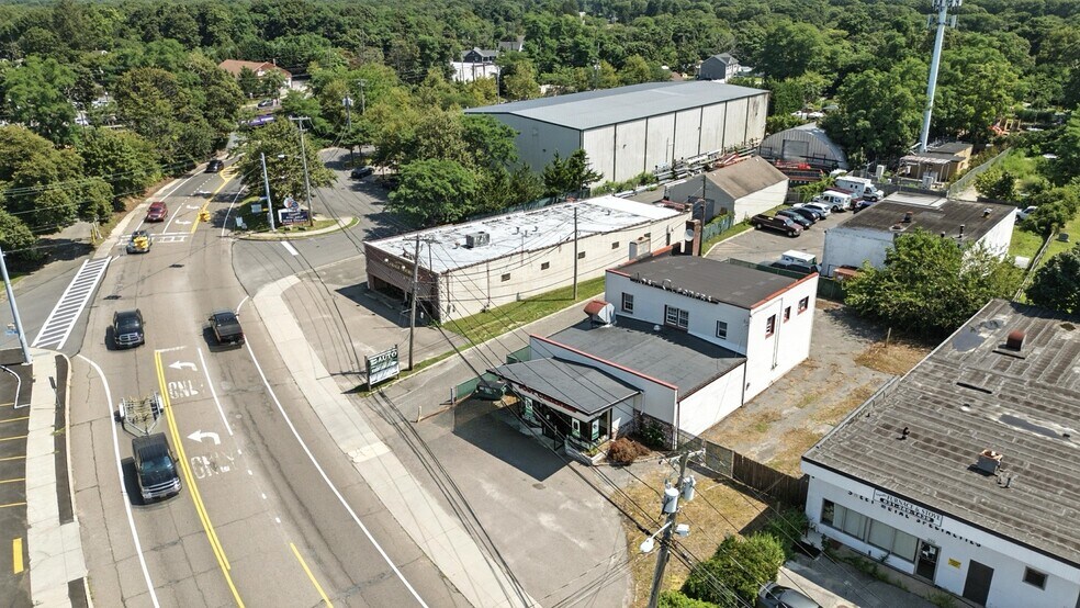 230 N Main St, Sayville, NY à vendre - Photo du bâtiment - Image 3 de 20
