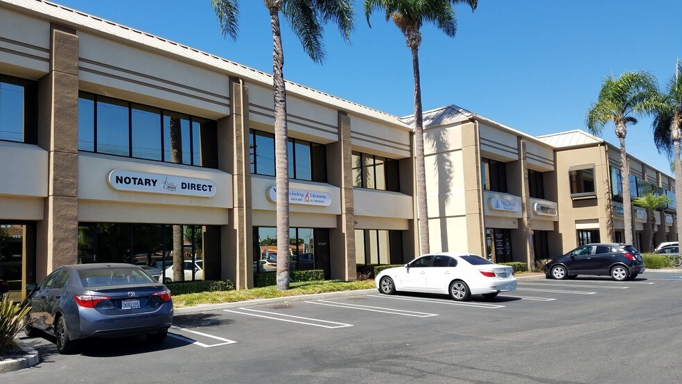 15061 Springdale St, Huntington Beach, CA à louer - Photo du bâtiment - Image 1 de 10