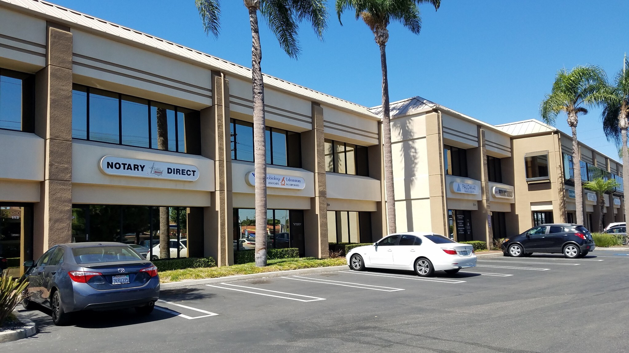15061 Springdale St, Huntington Beach, CA à louer Photo du bâtiment- Image 1 de 11