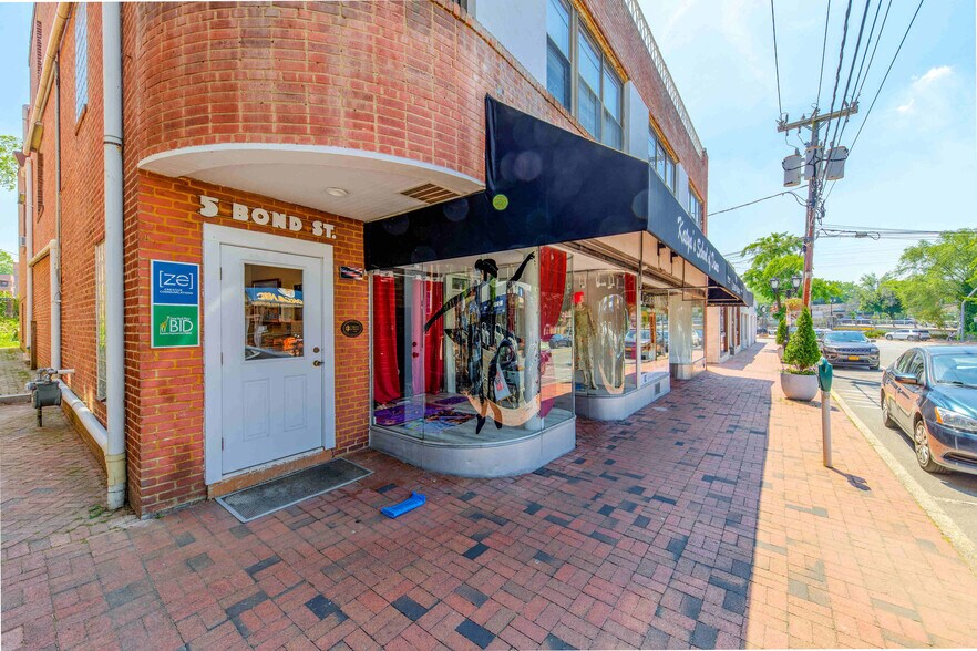 5 Bond St, Great Neck, NY à louer - Photo du bâtiment - Image 2 de 10