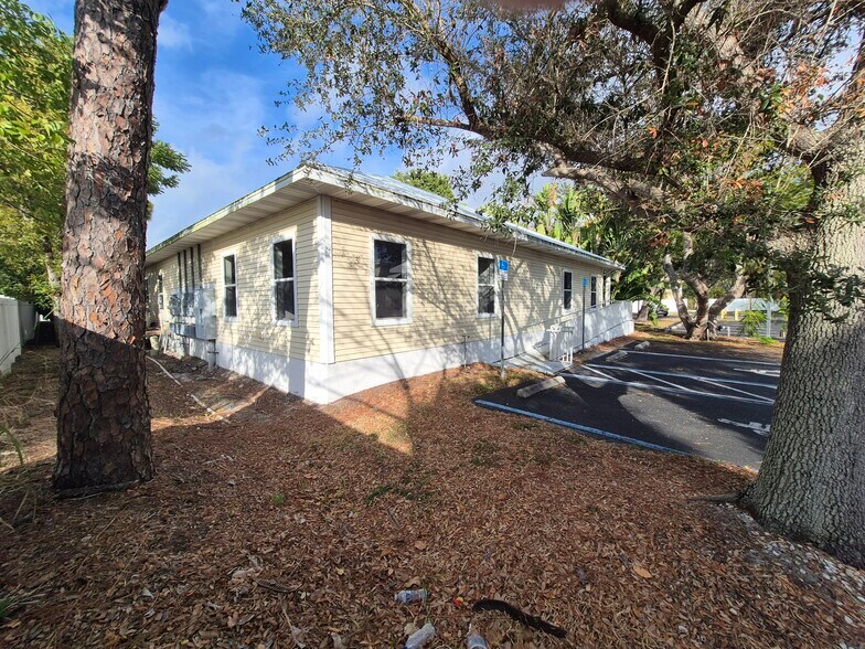 12855 Banyon Creek, Fort Myers, FL à vendre - Photo du bâtiment - Image 2 de 14