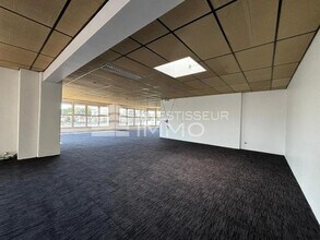 Flex in Ivry-sur-Seine for lease Interior Photo- Image 1 of 4