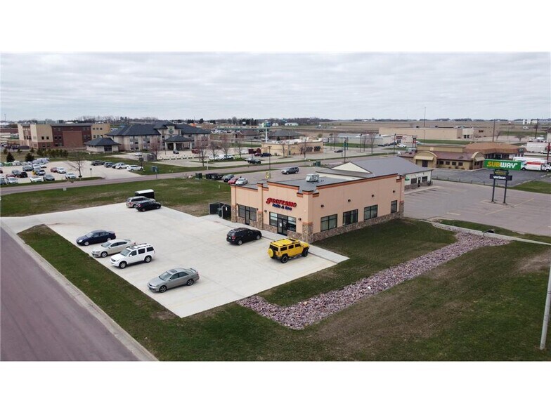 1317 Ray Dr, Worthington, MN à vendre - Photo du bâtiment - Image 2 de 2