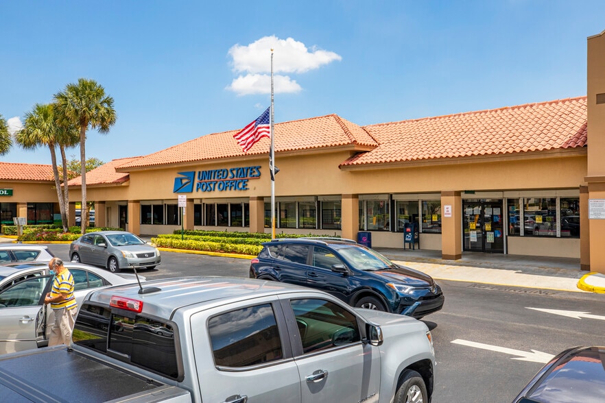12520 Pines Blvd, Pembroke Pines, FL for lease - Building Photo - Image 3 of 15