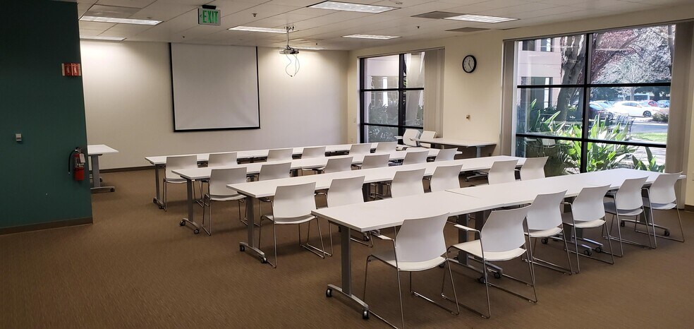 860-890 Hillview Ct, Milpitas, CA à louer - Photo du bâtiment - Image 3 de 3