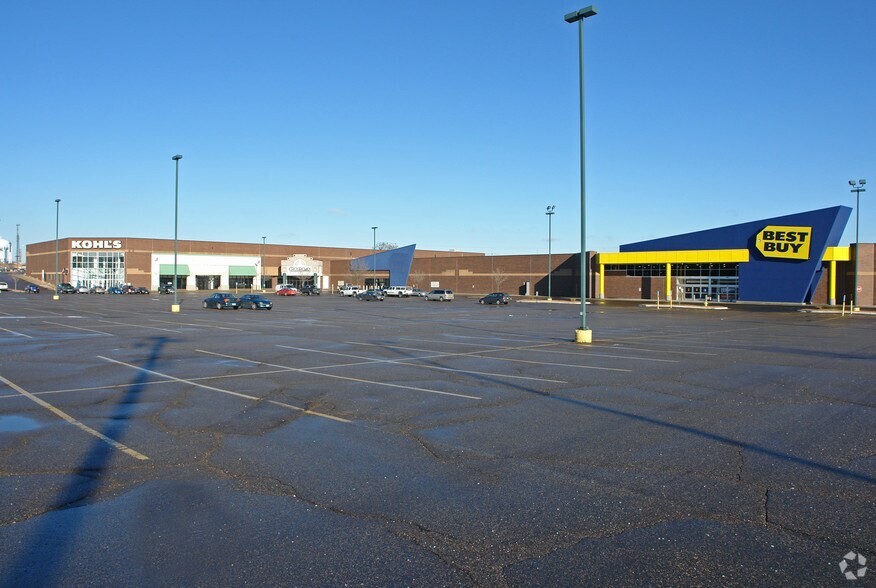 1643-1655 W County Road B2, Roseville, MN à louer - Photo du bâtiment - Image 1 de 2
