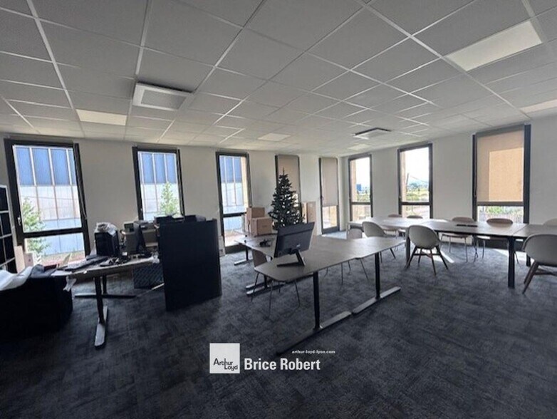 14 Rue Marcel Dassault, Genas for sale - Interior Photo - Image 2 of 10