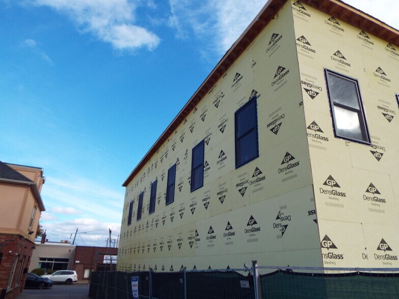 124 Brock St N, Whitby, ON à louer - Photo du bâtiment - Image 3 de 6