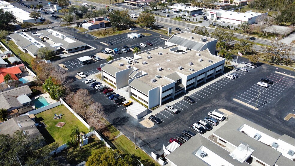 4625 East Bay Dr, Clearwater, FL à louer - Photo du bâtiment - Image 3 de 10