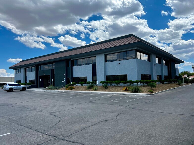 2755-2795 E Desert Inn Rd, Las Vegas, NV à louer - Photo du bâtiment - Image 3 de 10