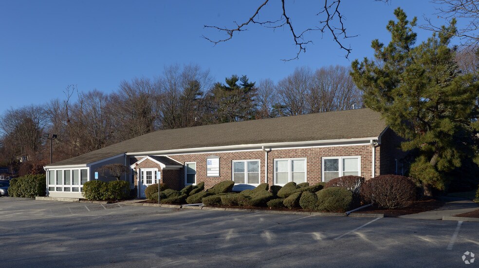 35 Highland Ave, East Providence, RI à vendre - Photo du bâtiment - Image 2 de 4