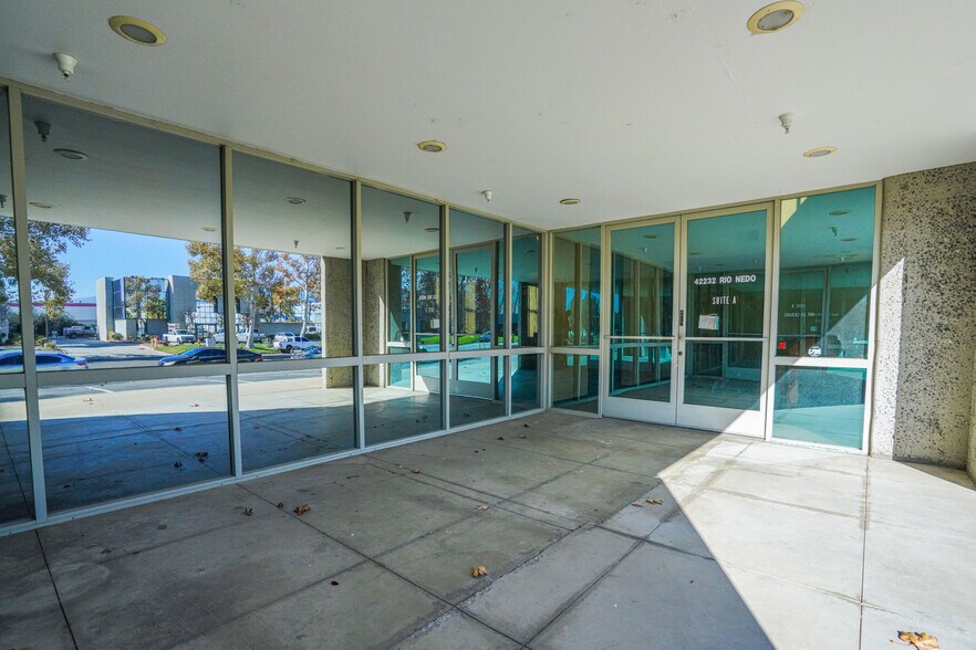 42232 Rio Nedo, Temecula, CA à louer - Photo du bâtiment - Image 3 de 16
