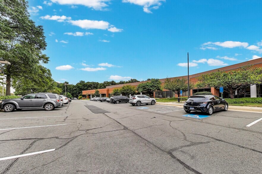 365 Herndon Pky, Herndon, VA for lease - Building Photo - Image 2 of 8