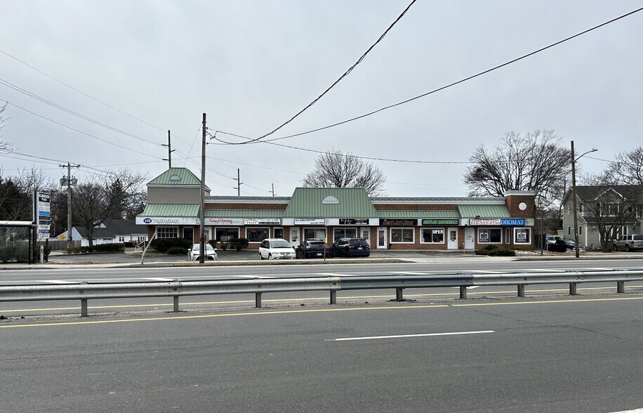 130-144 Route 109, West Babylon, NY à louer - Photo du bâtiment - Image 2 de 11
