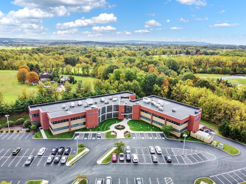 8040 Carlson Rd, Harrisburg, PA à vendre - Photo du bâtiment - Image 3 de 33