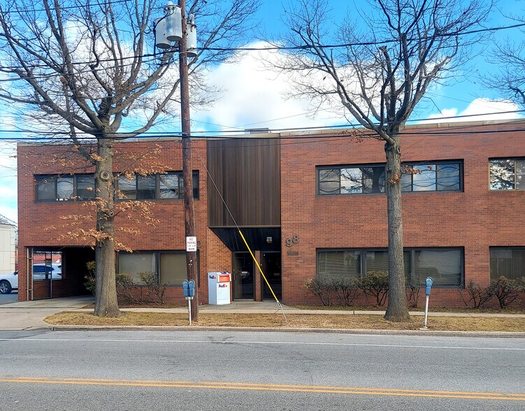 98 Willis Ave, Mineola, NY à louer - Photo du bâtiment - Image 1 de 13