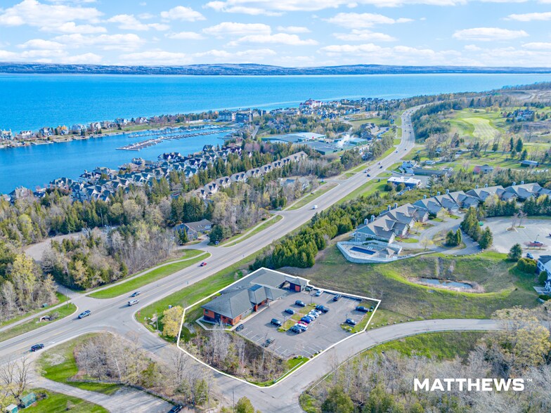 4170 Cedar Bluff Dr, Petoskey, MI à vendre - Photo du bâtiment - Image 2 de 7
